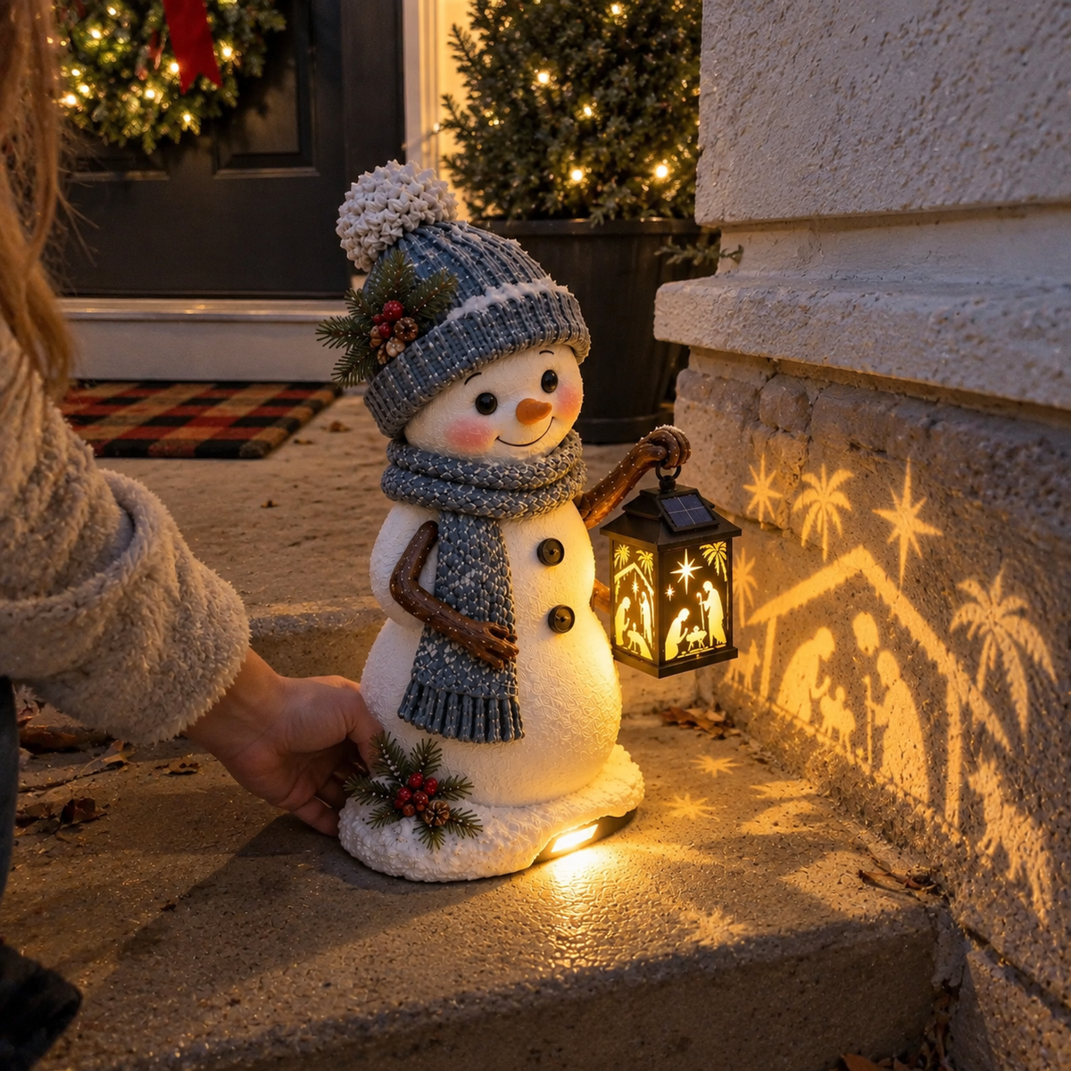⛄️🎄Snowman Nativity Glow™ – Solarbetriebene Weihnachts-Stufenleuchte mit Projektion der Heiligen Familie🌙