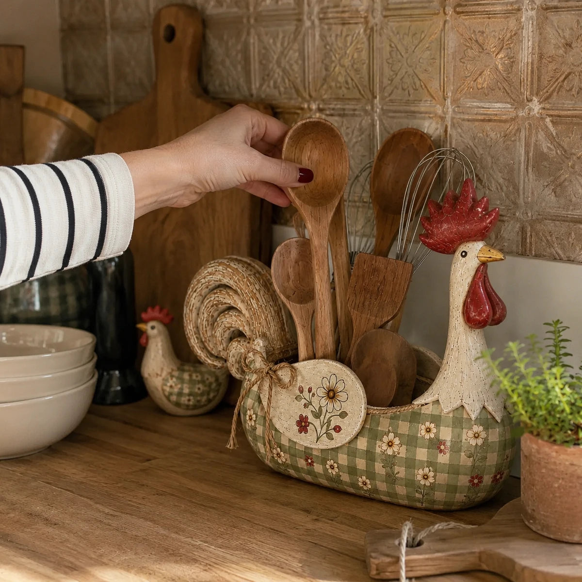 Sample review image with a hand using the rooster utensil holder